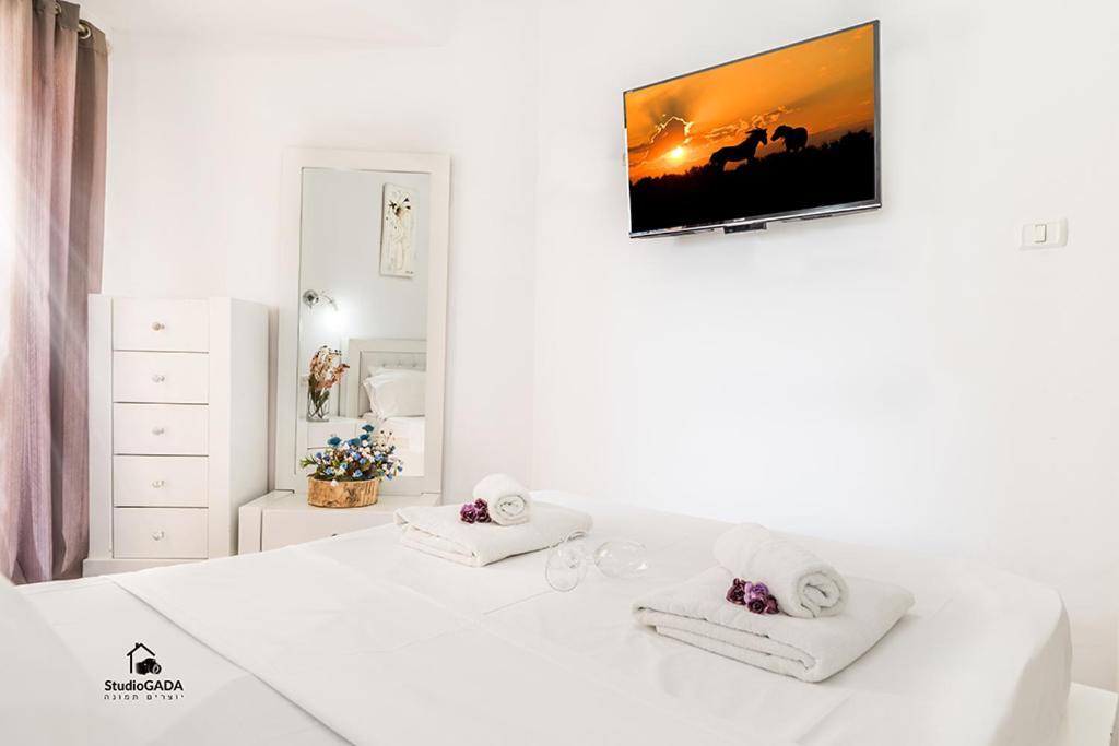 Kings & Queens By The Lake Apartment Tiberias Exterior photo