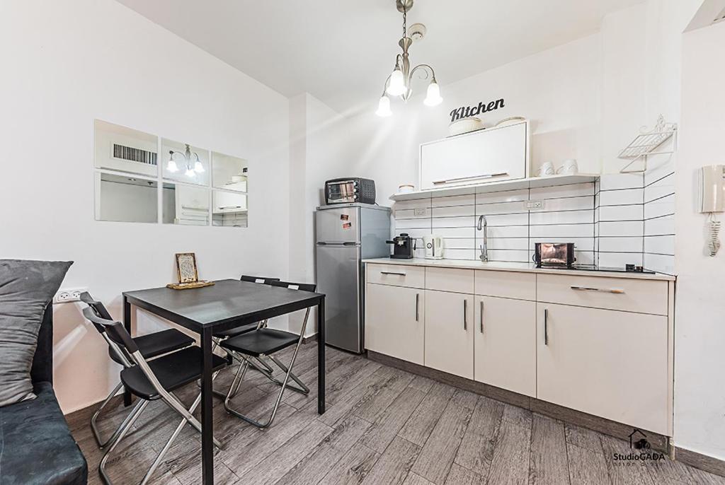 Kings & Queens By The Lake Apartment Tiberias Exterior photo