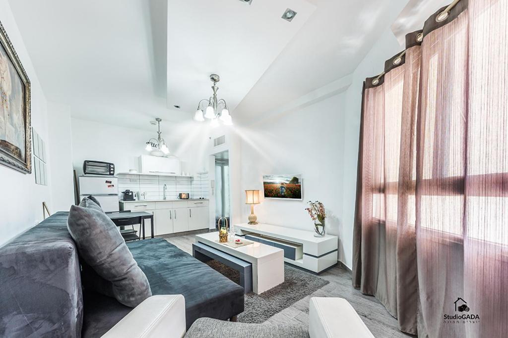 Kings & Queens By The Lake Apartment Tiberias Exterior photo
