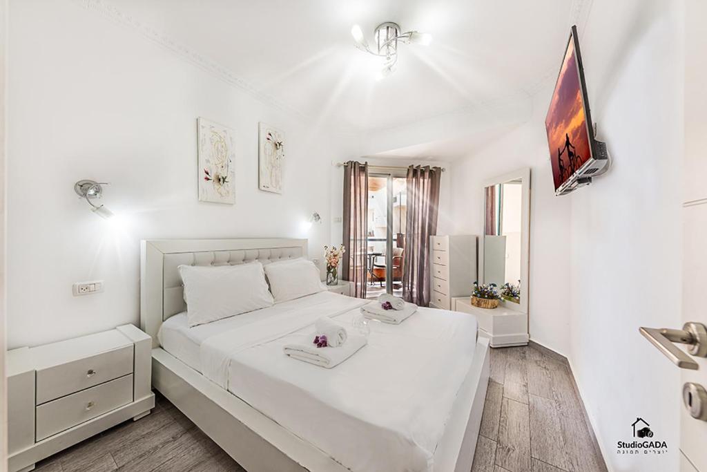 Kings & Queens By The Lake Apartment Tiberias Exterior photo